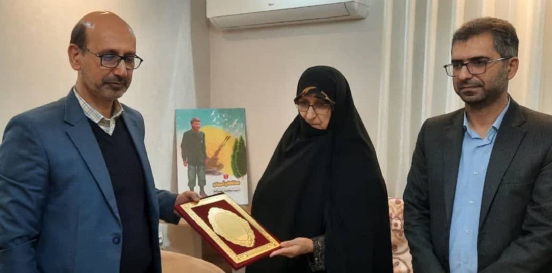 مشاور وزیر نیرو در امور ایثارگران به اتفاق مشاور امور ایثارگران مدیریت منابع آب ایران با خانواده ایثارگر محمد علیزاده دیدار و از ایشان تجلیل کردند