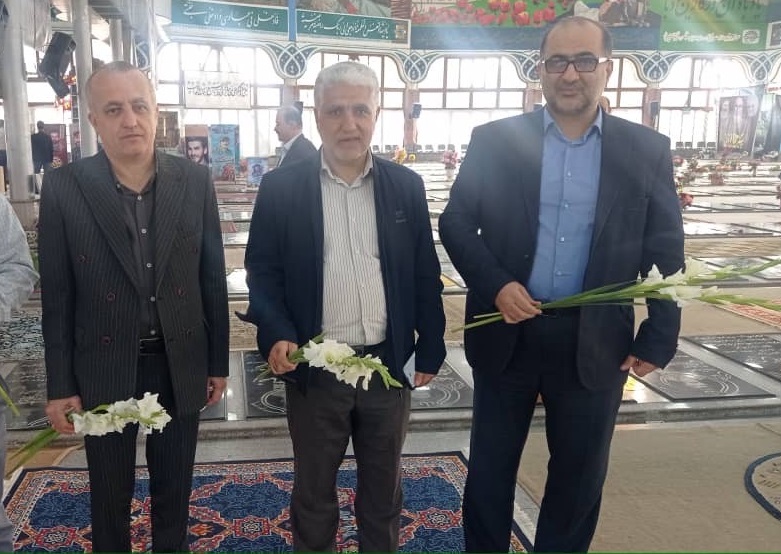 گلزار شهدای رشت با حضور شماری از مدیران و  پرسنل آب منطقه ای گیلان غبار روبی و عطر افشانی شد